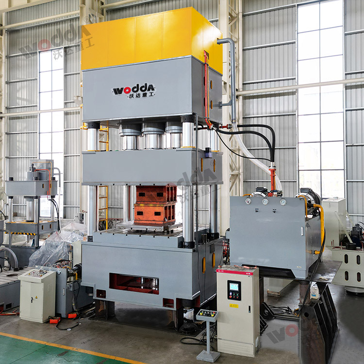 1500噸四柱拉伸液壓機(jī)車間實拍圖 1500噸四柱拉伸液壓機(jī)車間實拍圖