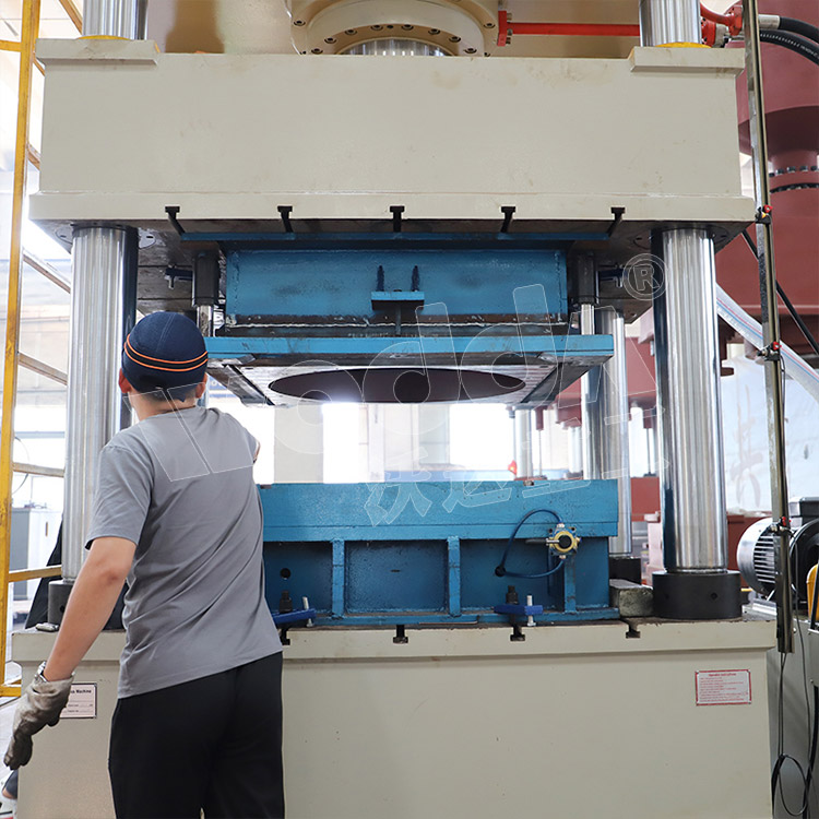 500噸不銹鋼水箱液壓機(jī)(工作臺(tái)) 500噸不銹鋼水箱液壓機(jī)(工作臺(tái))